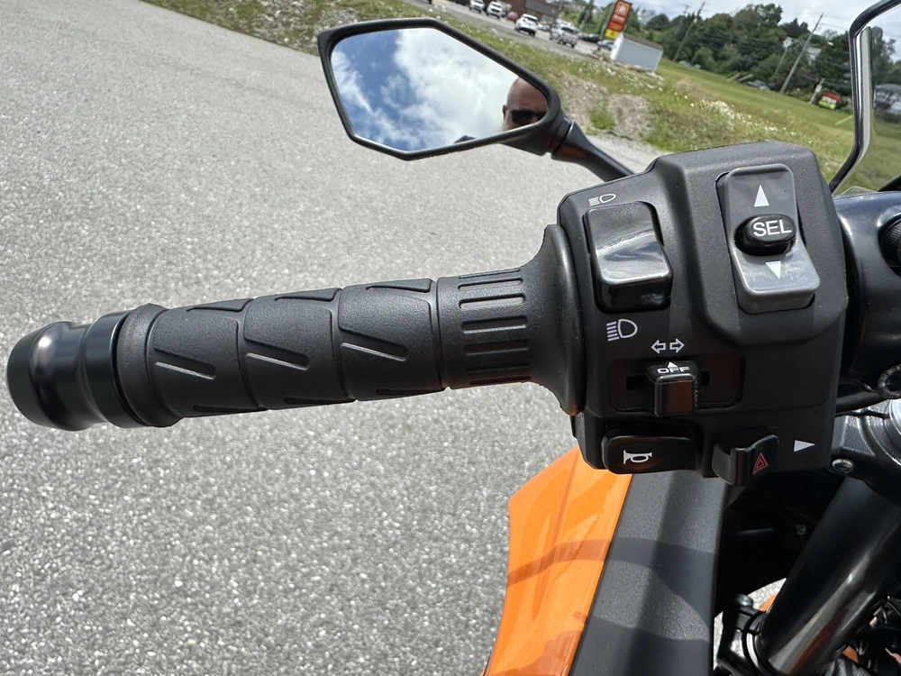 2025 Kawasaki Ninja 650 alt