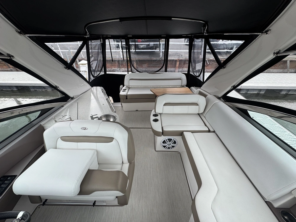 Regal 32 Express 2017 alt