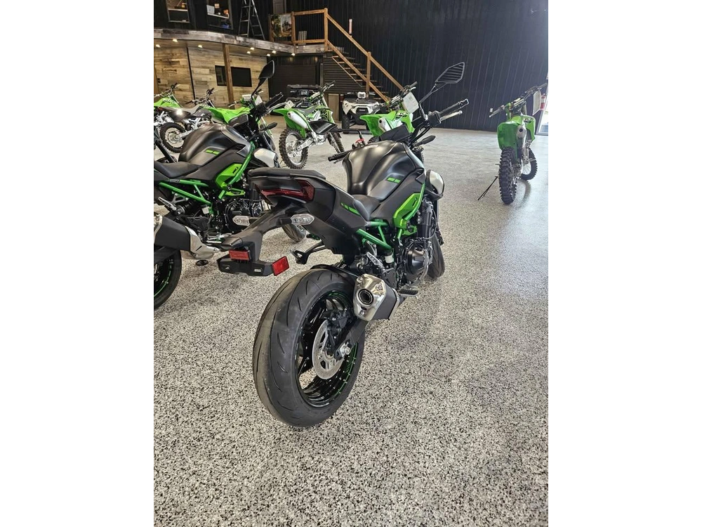 Kawasaki Z900 2025 alt