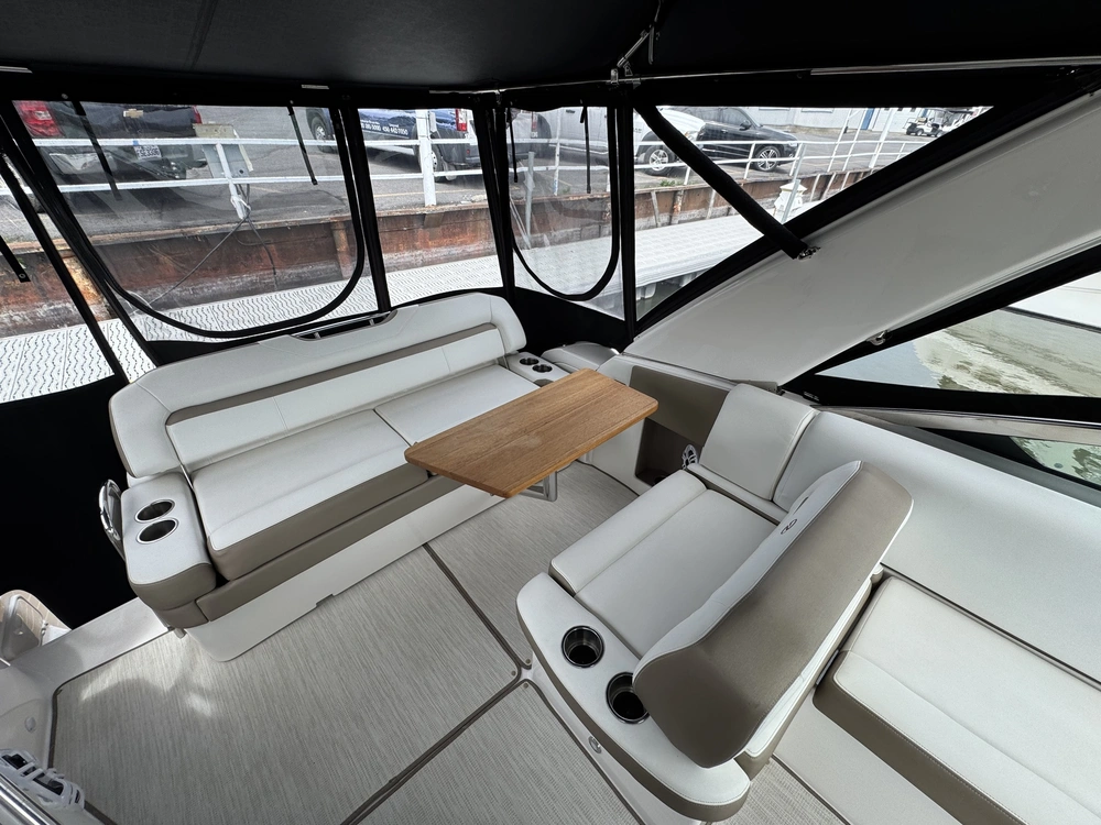 Regal 32 Express 2017 alt