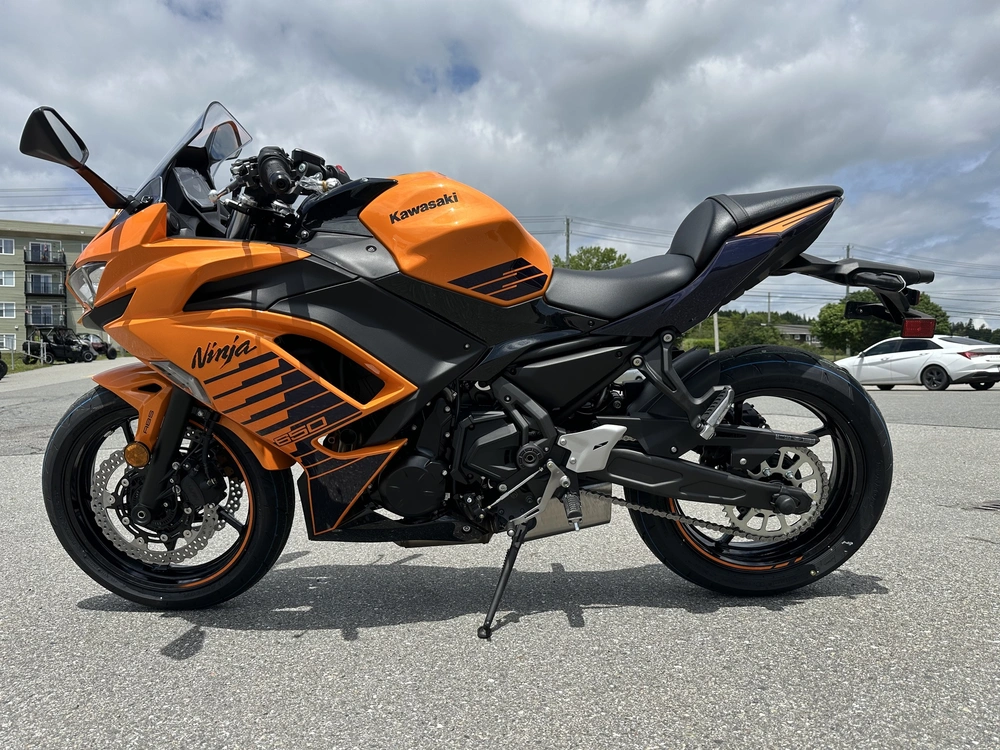 2025 Kawasaki Ninja 650 alt