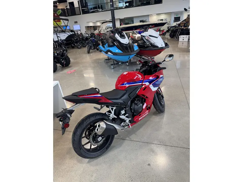 2025 Honda CBR500R thumbnail 7