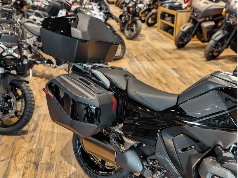 2026 BMW R 1300 RT // Triple Black