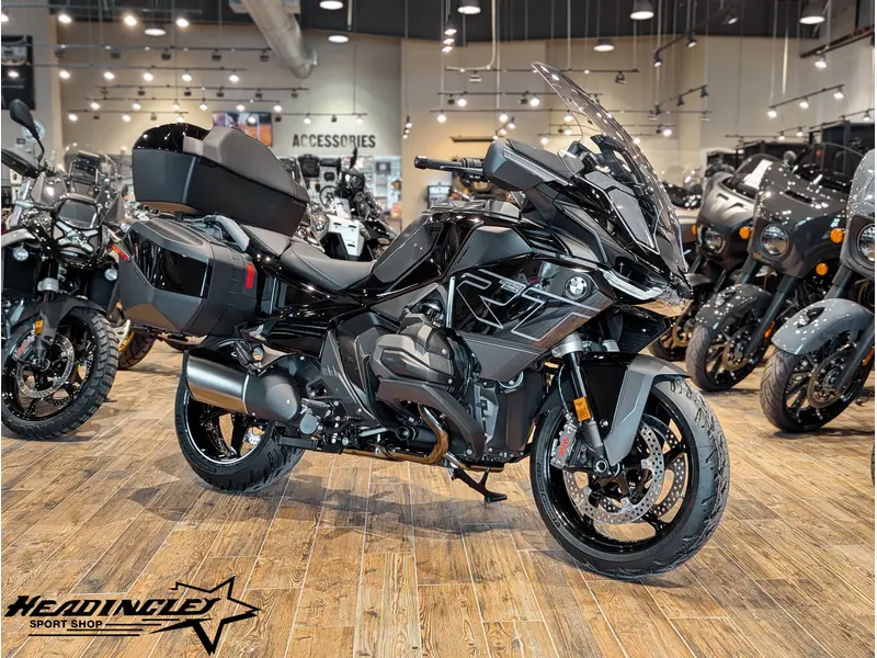 2026 BMW R 1300 RT // Triple Black