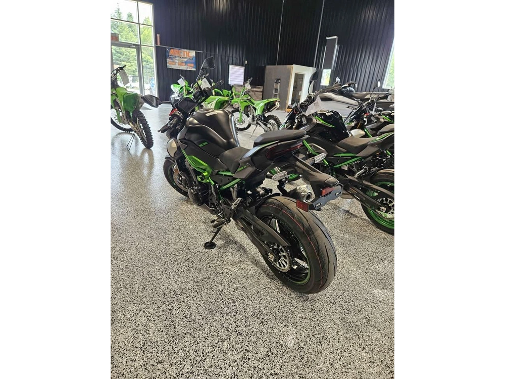 Kawasaki Z900 2025 alt