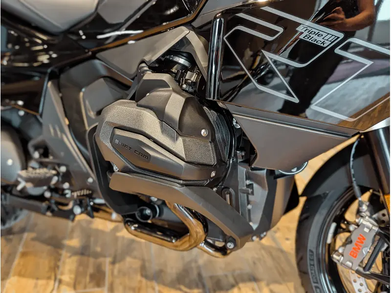 2026 BMW R 1300 RT // Triple Black