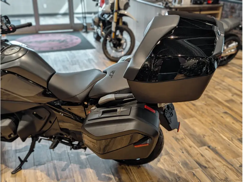 2026 BMW R 1300 RT // Triple Black