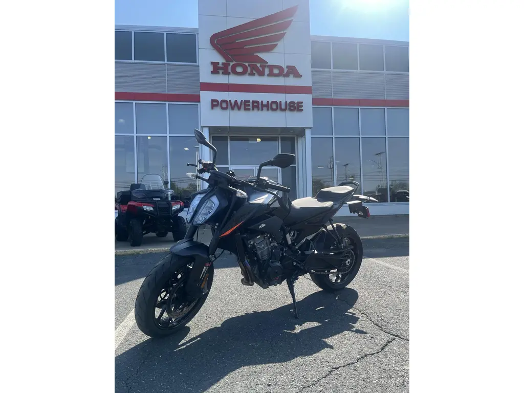 2022 KTM 890 Duke R
