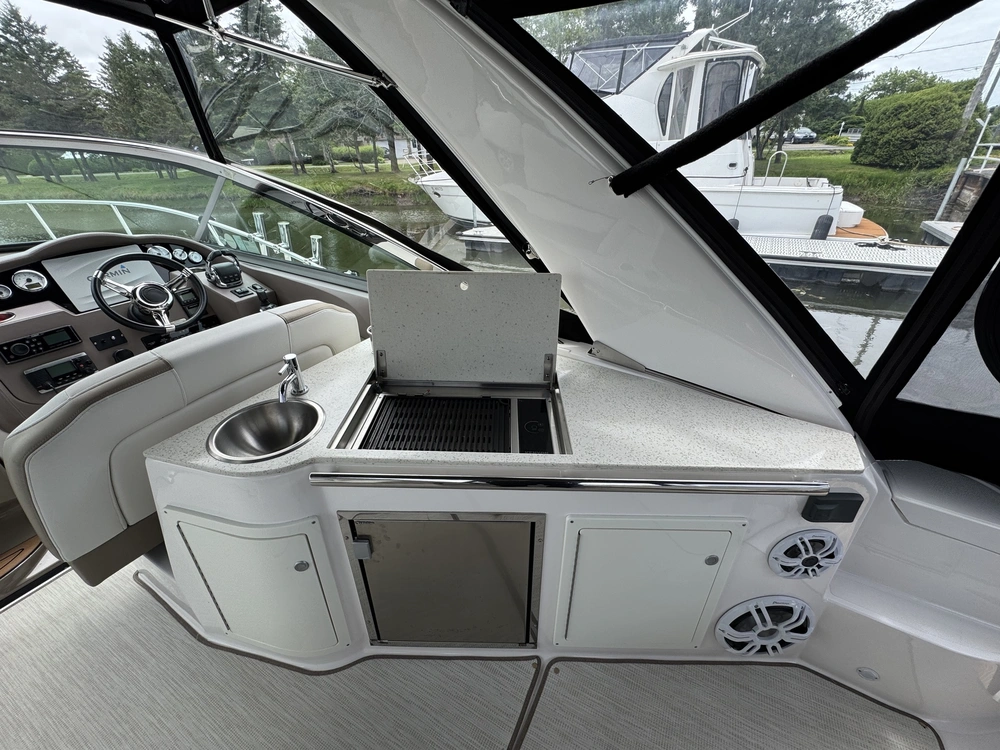 Regal 32 Express 2017 alt