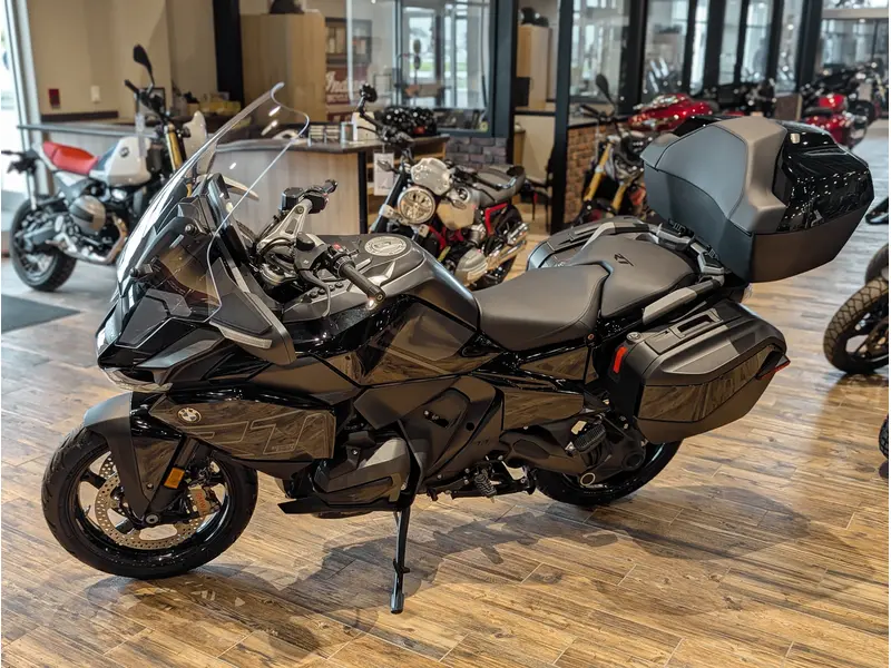 2026 BMW R 1300 RT // Triple Black