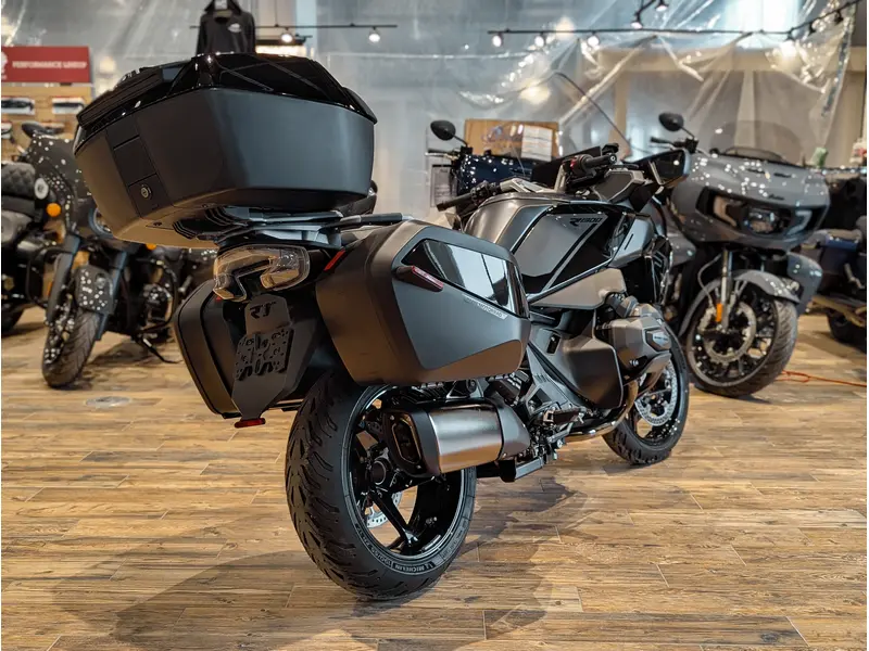 2026 BMW R 1300 RT // Triple Black