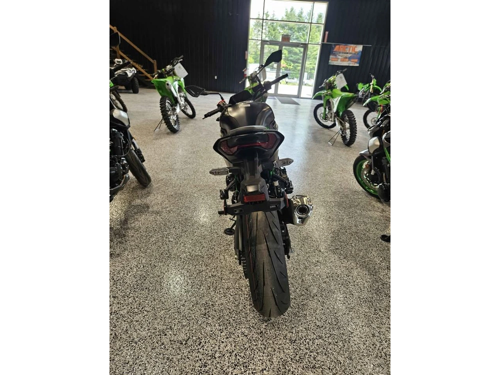 Kawasaki Z900 2025 alt