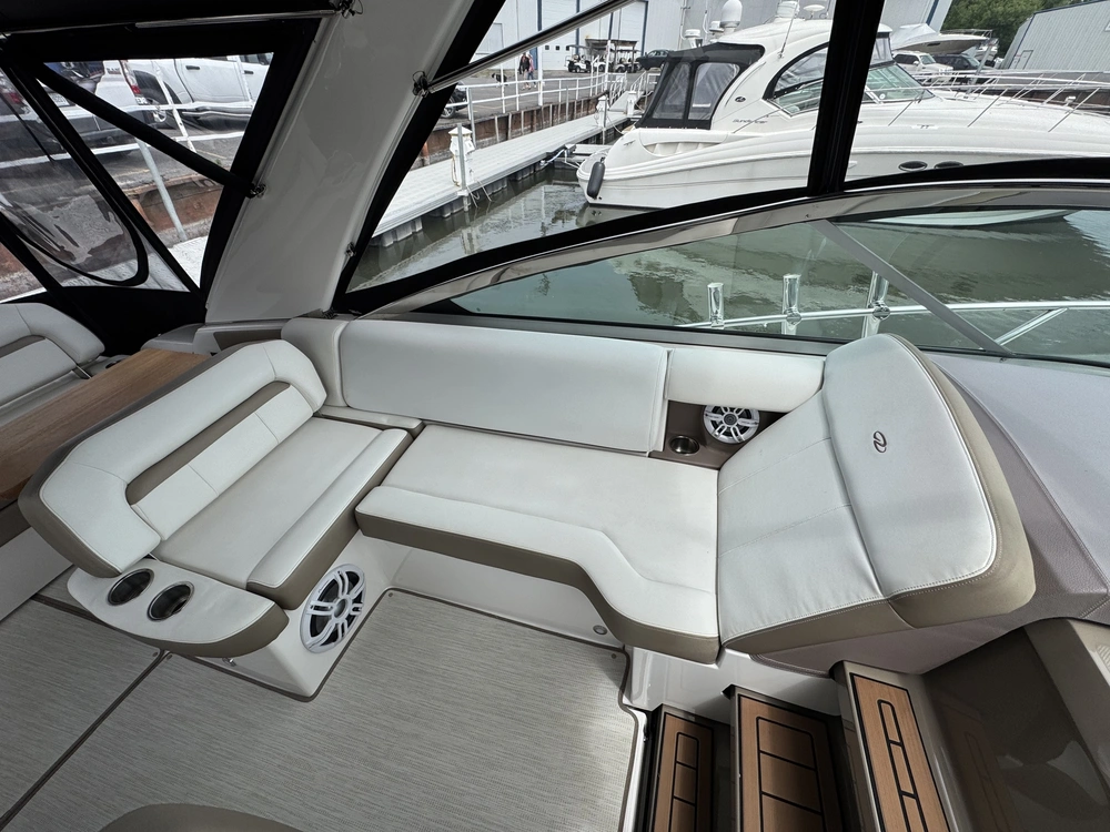 Regal 32 Express 2017 alt