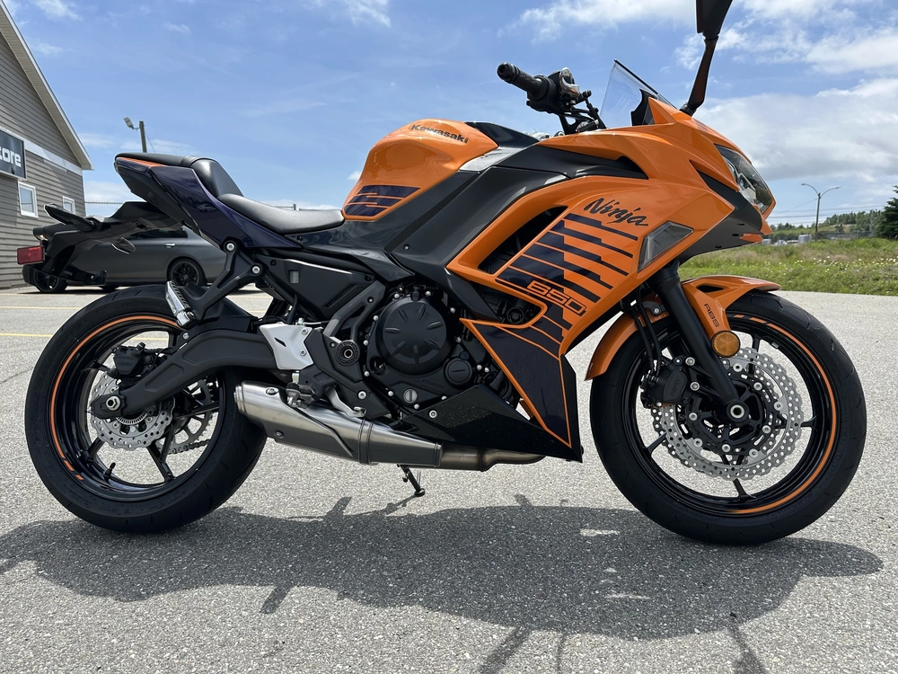 2025 Kawasaki Ninja 650 alt