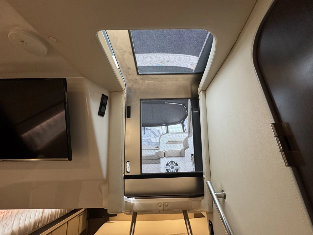 Regal 32 Express 2017 alt