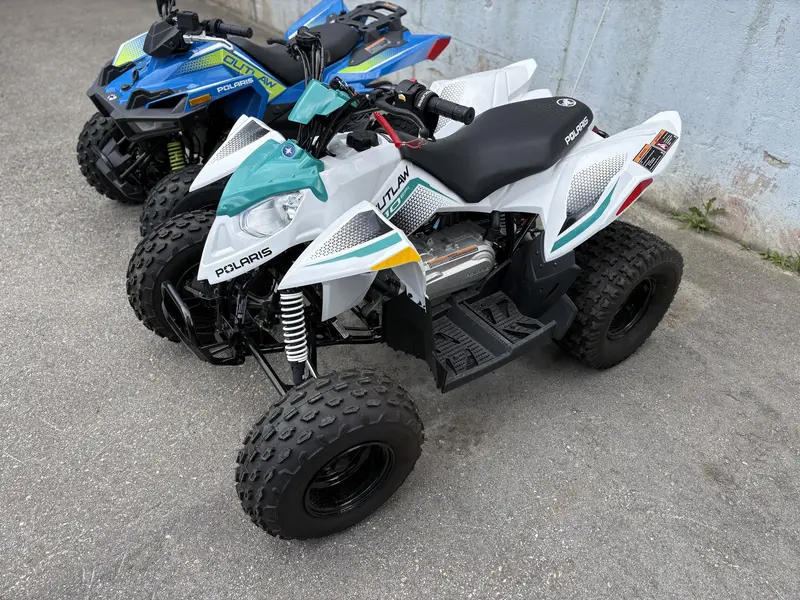 2025 Polaris OUTLAW 110 EFI - BRIGHT WHITE / RAD GREEN - Bright White / Radiant Green