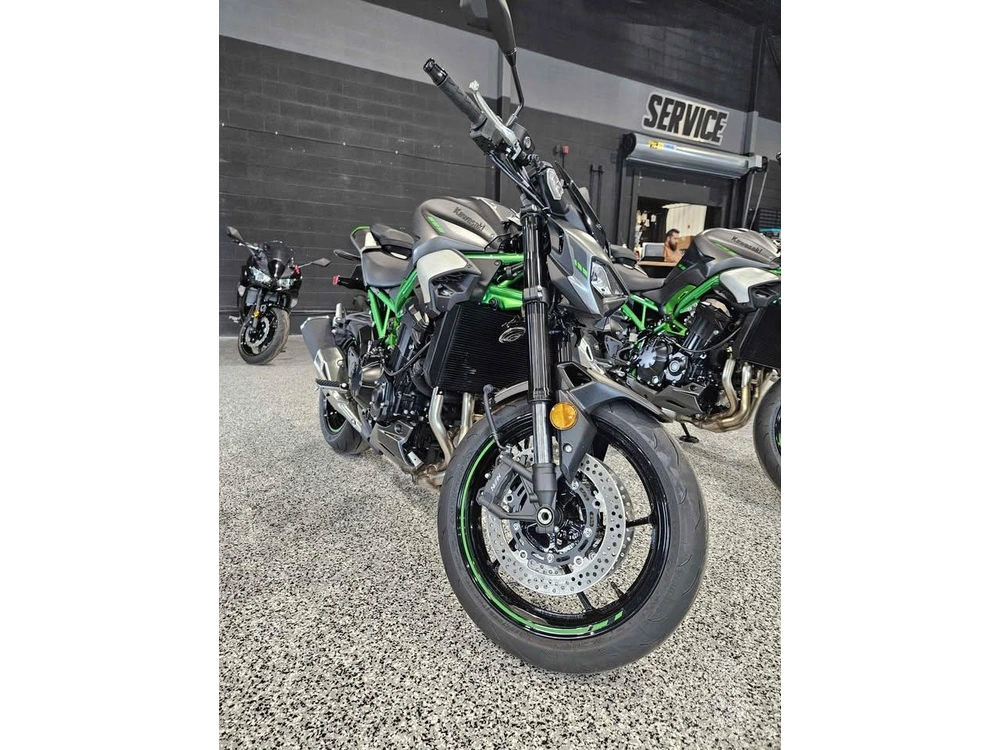 Kawasaki Z900 2025 alt