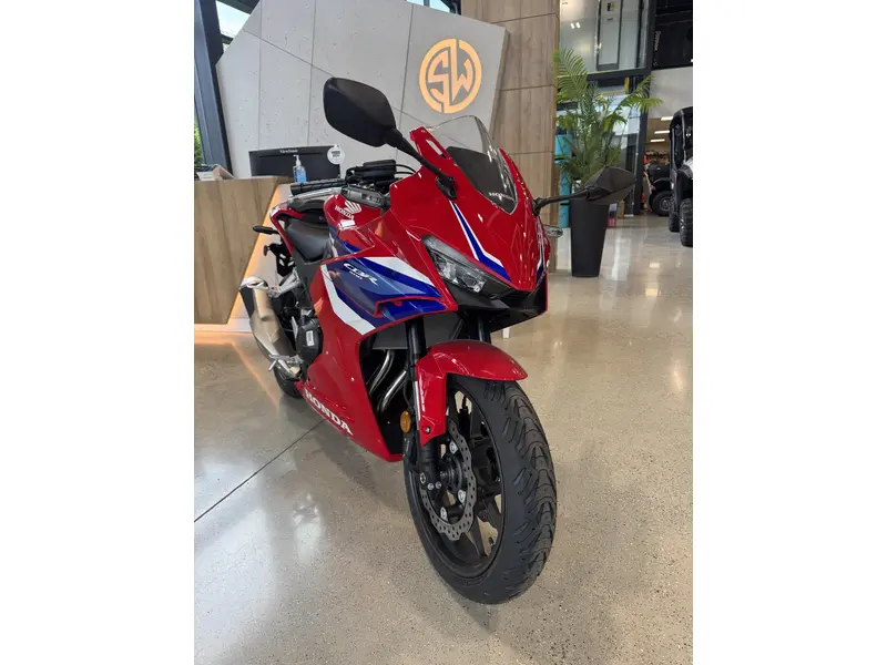 2025 Honda CBR500R thumbnail 6