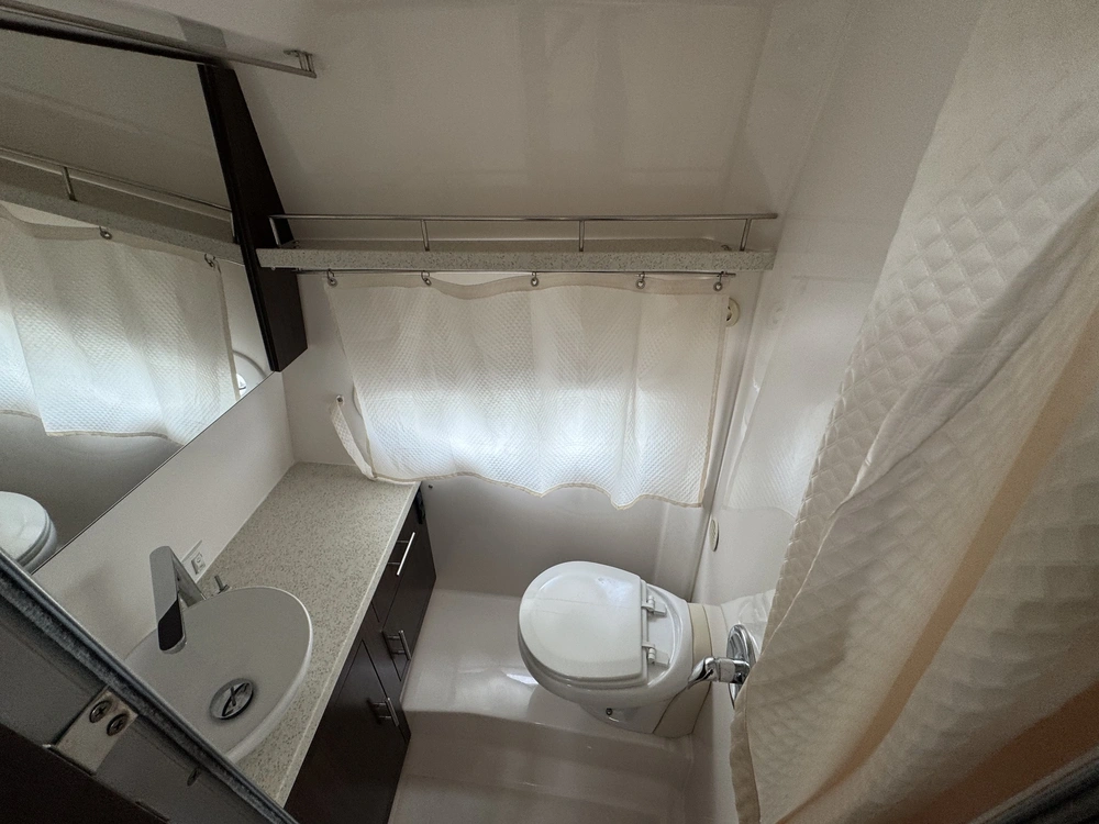 Regal 32 Express 2017 alt