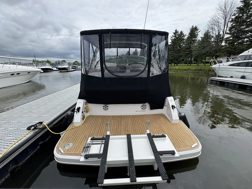 Regal 32 Express 2017 alt