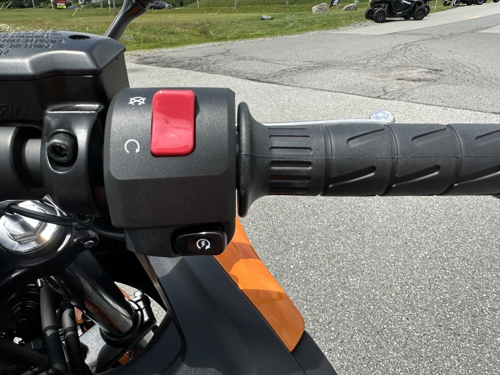 2025 Kawasaki Ninja 650 alt