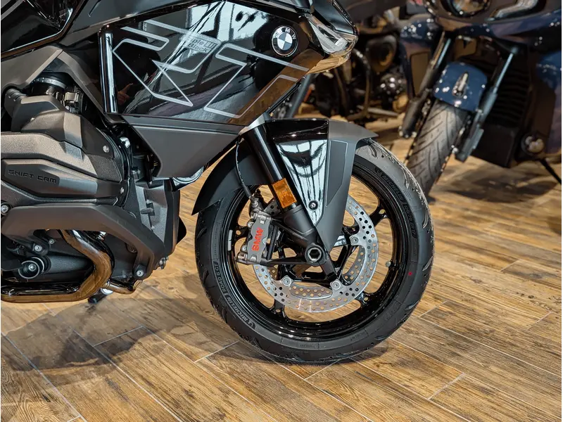 2026 BMW R 1300 RT // Triple Black