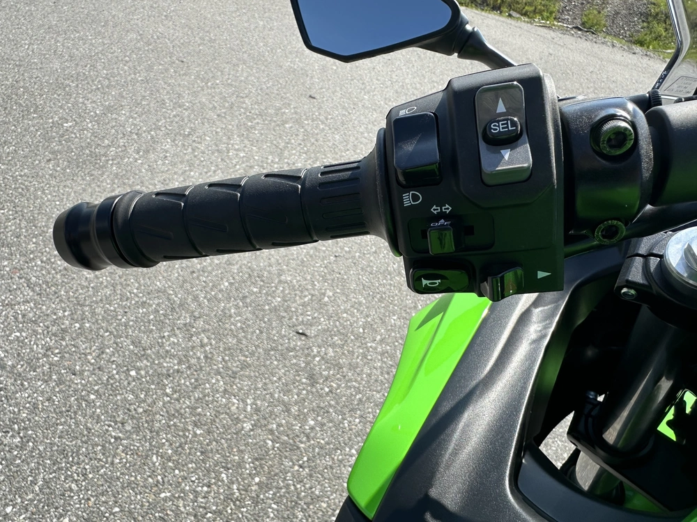 2025 Kawasaki Ninja 650 Krt alt