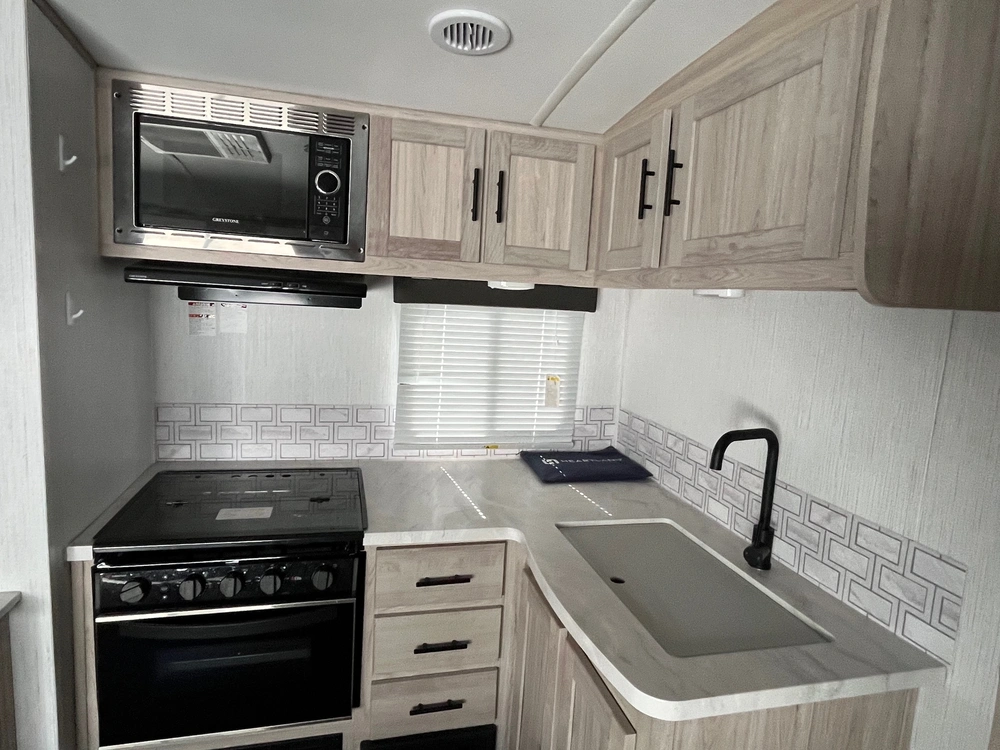 2022 Shadow Cruiser 239 Rbs alt