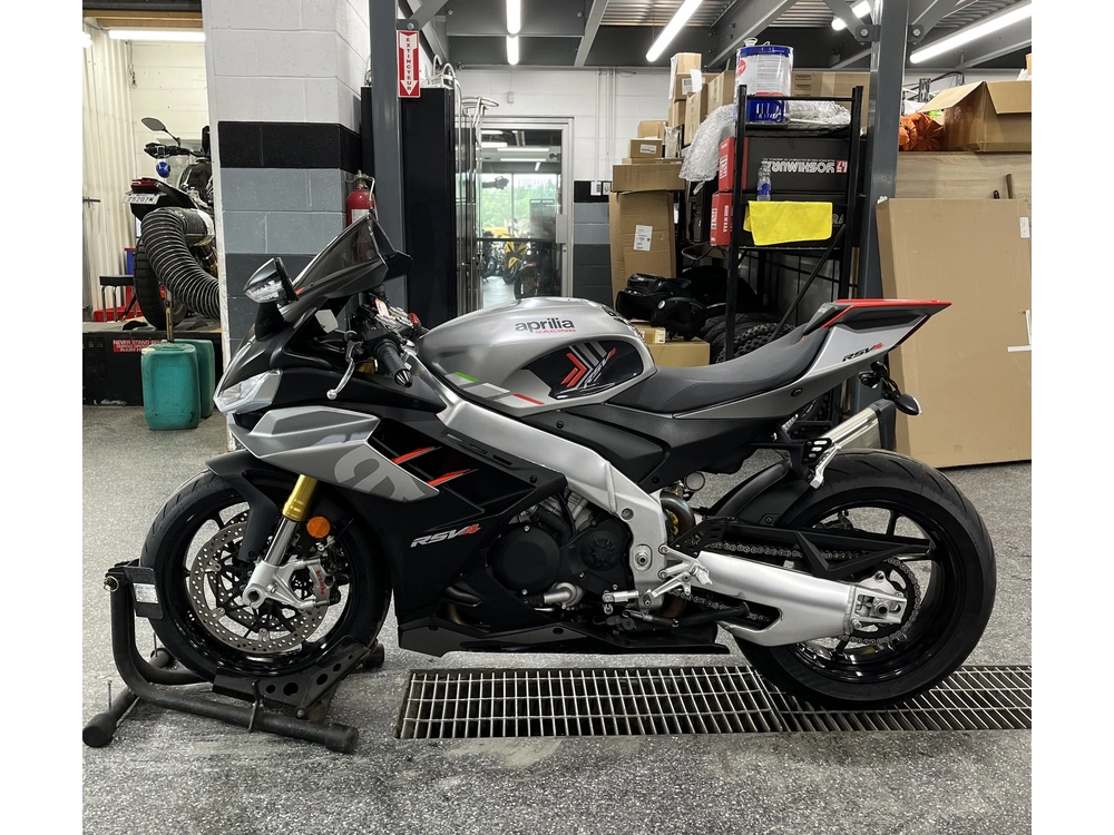 Aprilia Rsv4 2022 alt