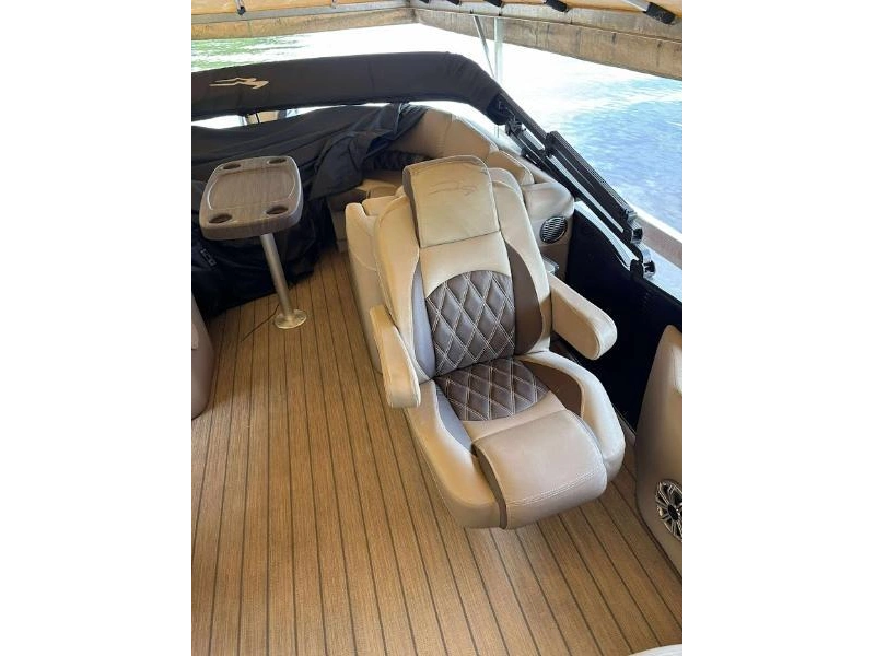 2019 Bennington Marine R23 Fastback alt