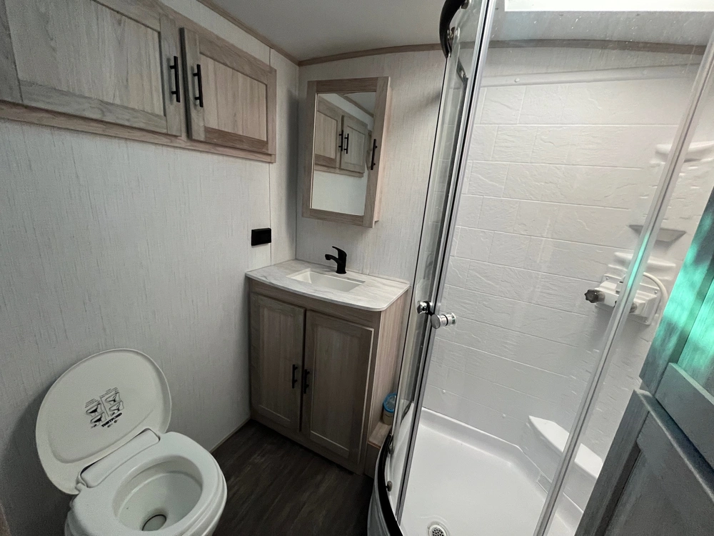 2022 Shadow Cruiser 239 Rbs alt