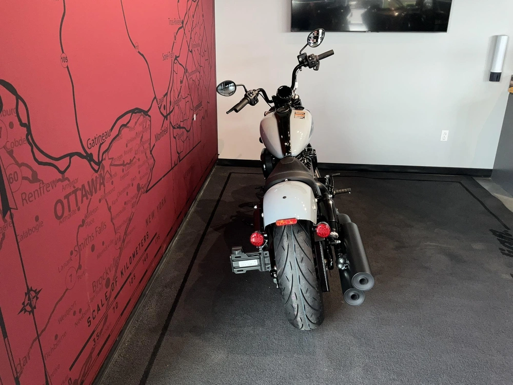 2025 Indian Motorcycle Chief Bobber Dark Horse alt