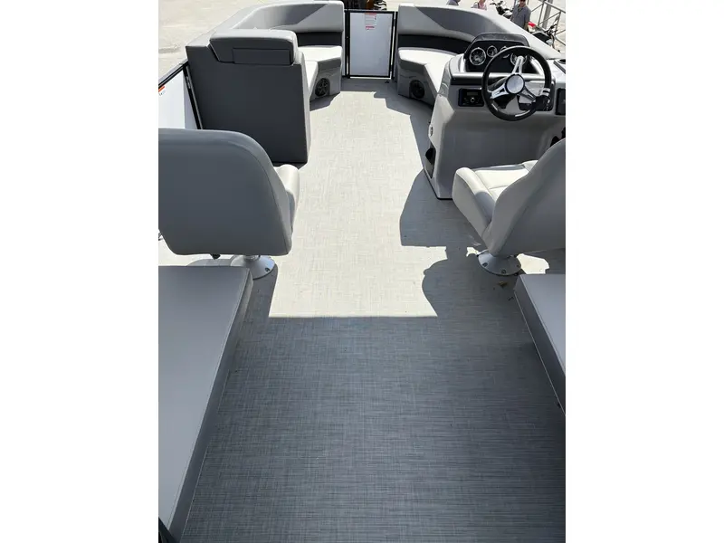 2025 Lowe Boats LS 210 WALK-THRU thumbnail 5