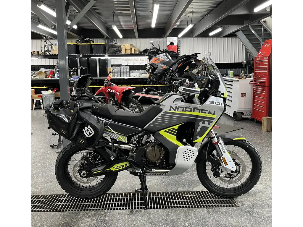 2025 Husqvarna NORDEN 901 EXPEDITIO 