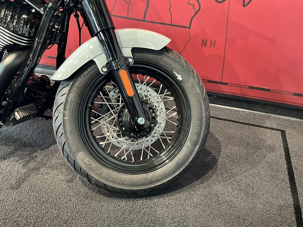 2025 Indian Motorcycle Chief Bobber Dark Horse alt