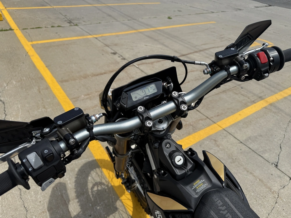 2025 Surron Ultra Bee alt