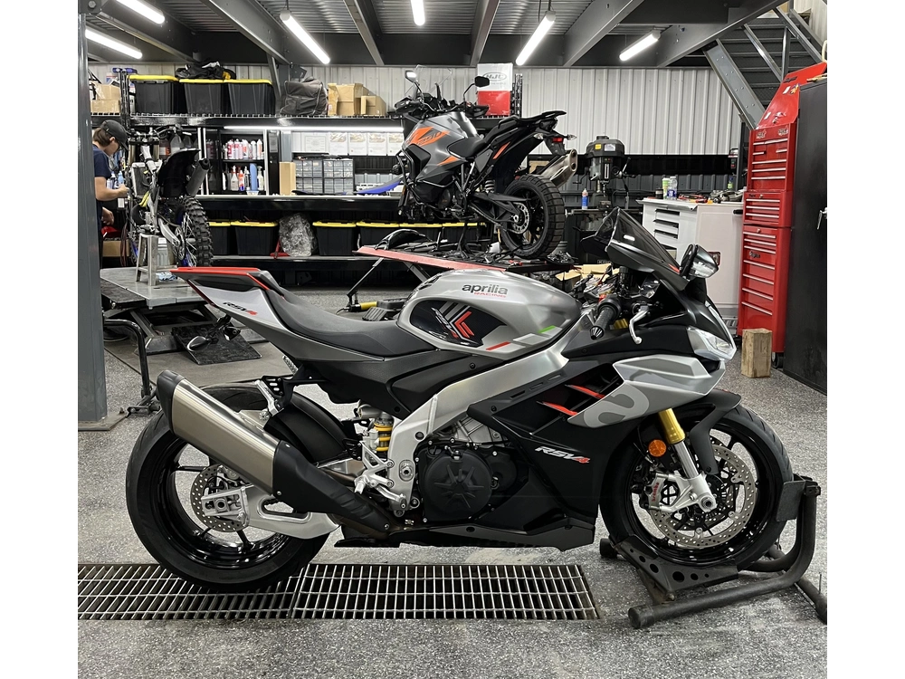 Aprilia Rsv4 2022 alt