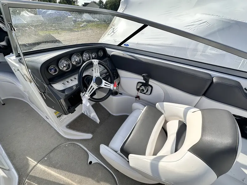 Four Winns H220 2011