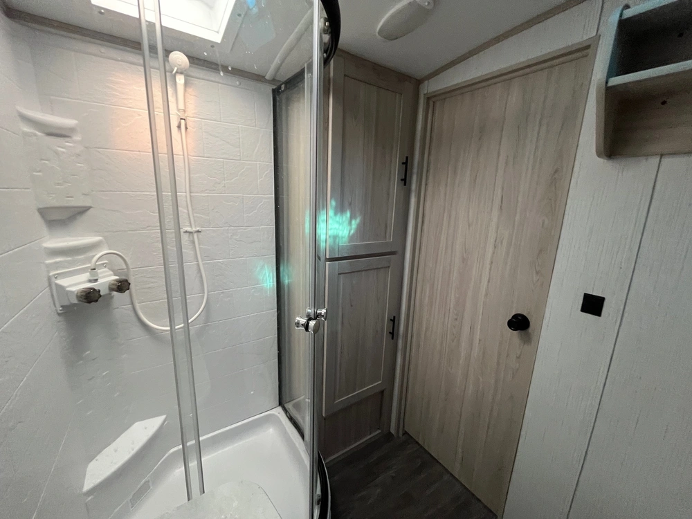 2022 Shadow Cruiser 239 Rbs alt