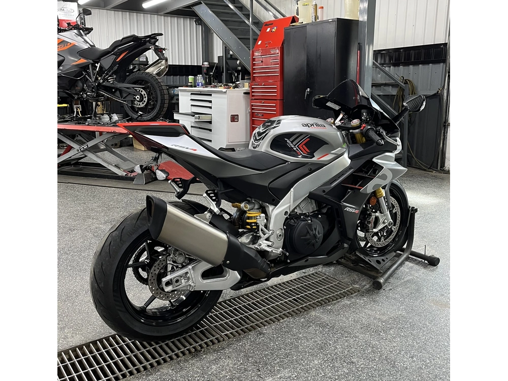 Aprilia Rsv4 2022 alt