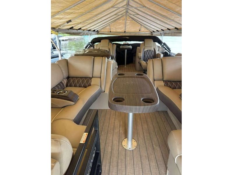 2019 Bennington Marine R23 Fastback alt