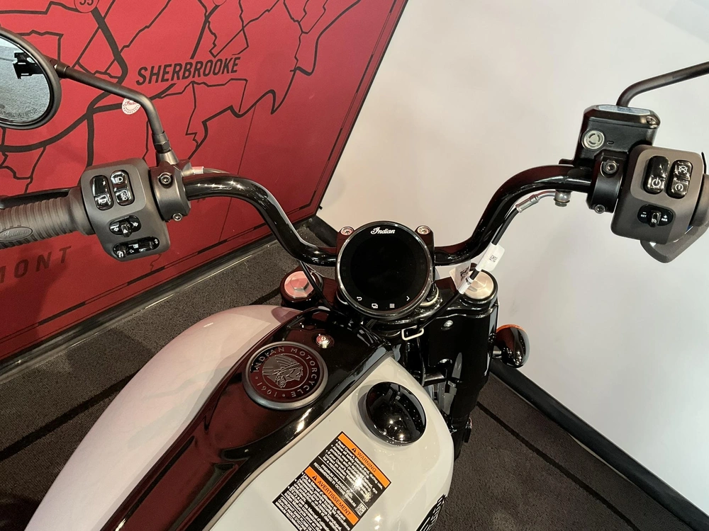 2025 Indian Motorcycle Chief Bobber Dark Horse alt
