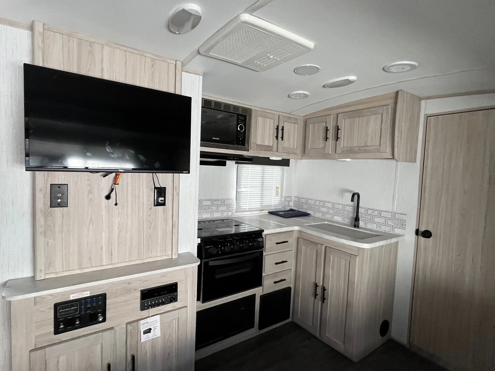 2022 Shadow Cruiser 239 Rbs alt