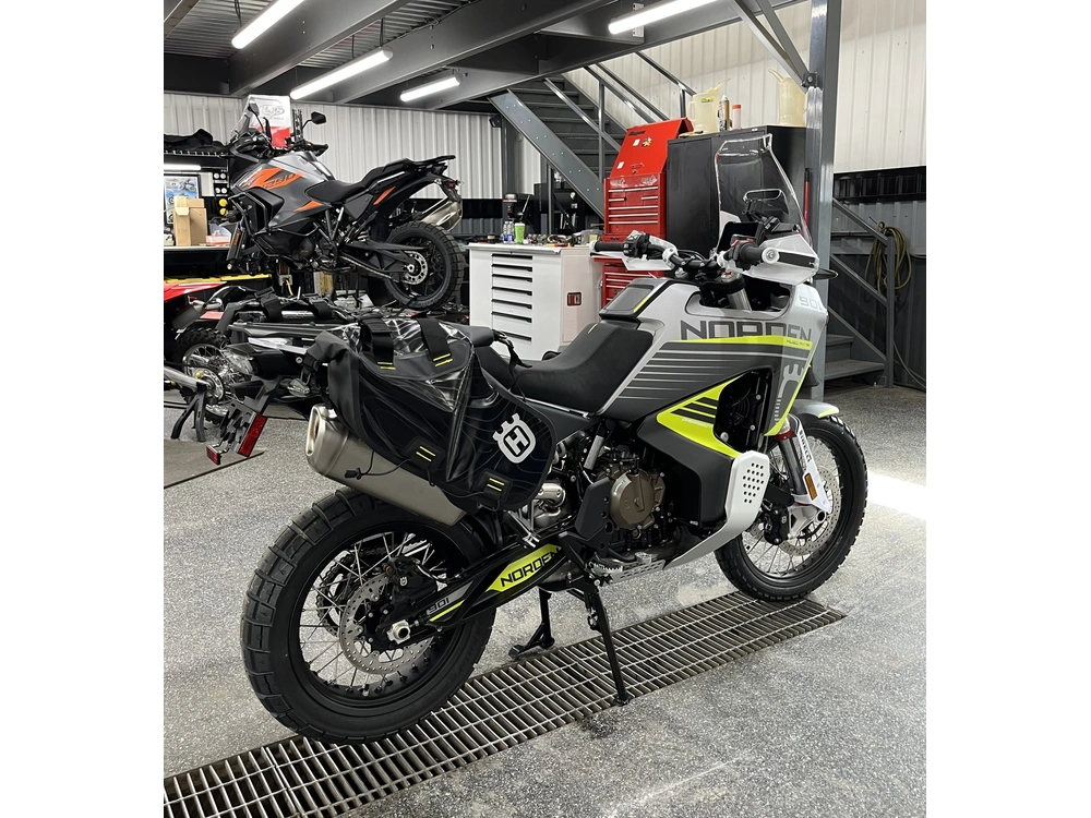 2025 Husqvarna Norden 901 Expeditio alt