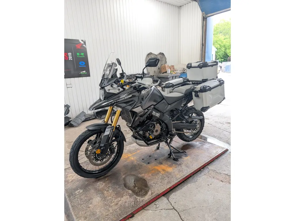 Suzuki V-Strom 1050 DE 2023 - Touring & dual sport 🏍️ pneus neufs ✅ valises incluses 🧳