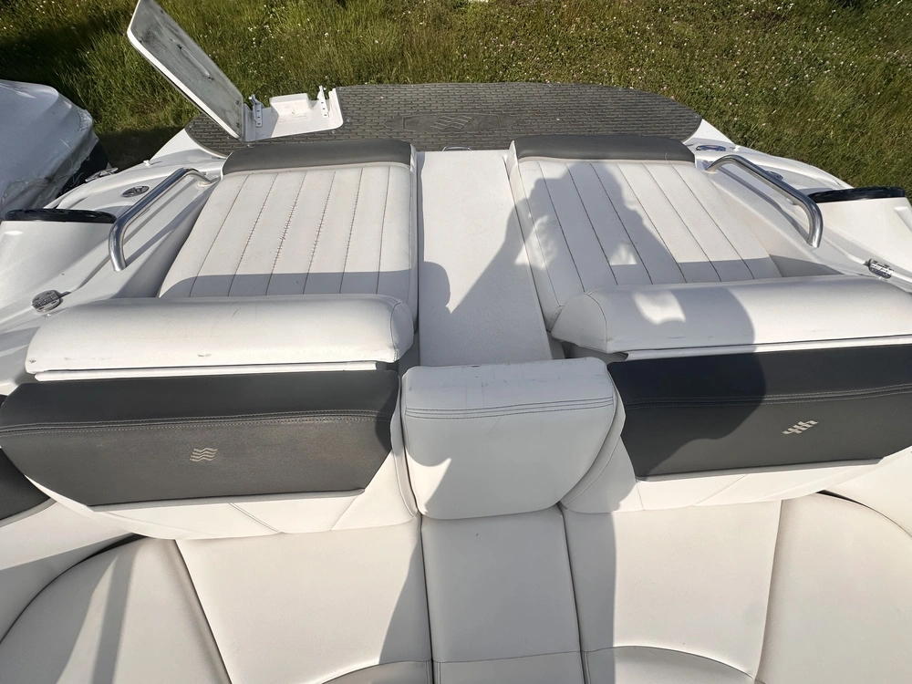 2011 Four Winns H220 alt