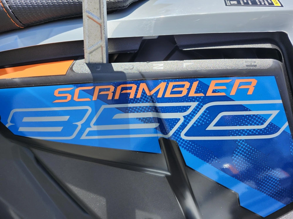 Polaris Scrambler 850 Storm Gray / Radar Blue Idéal Sentiers Fédérés Rive-sud 2025 alt