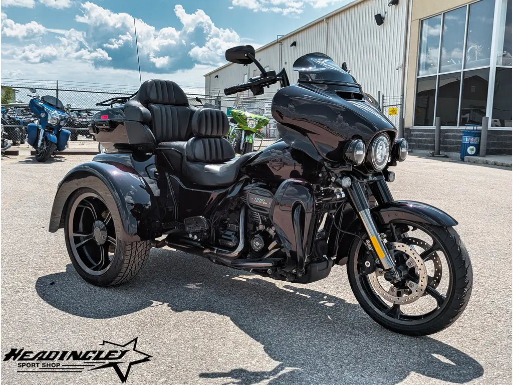 2021 Harley-Davidson CVO Tri Glide // Charred Crimson