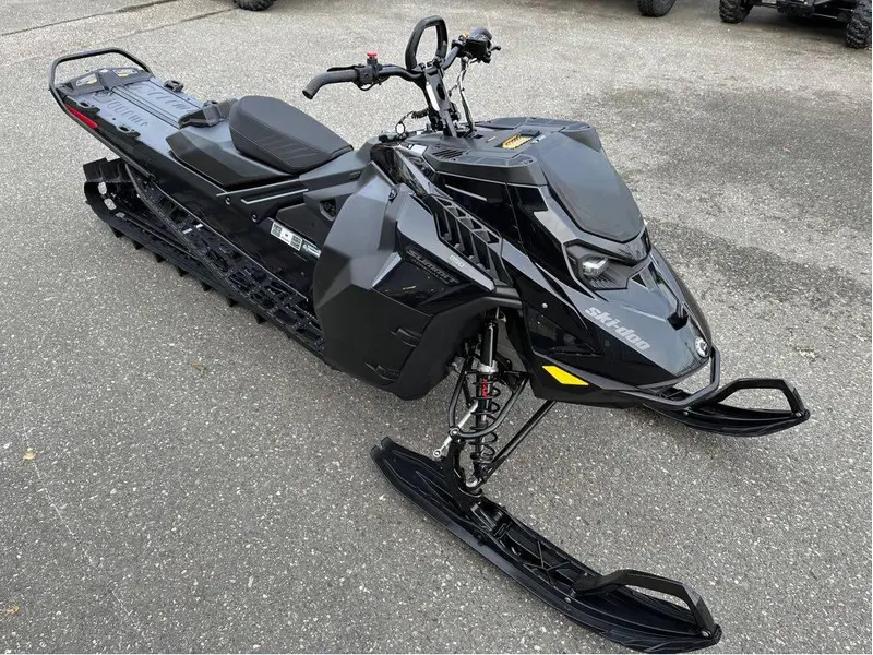 2025 Ski-Doo SUMMIT ADR W/ EDGE PKG 154 850 E-TEC POWDERMAX X-LIGHT FLEXEDGE 3.0" SHOT
