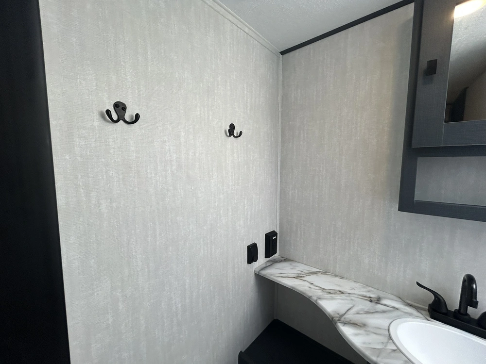 2024 Coachmen Apex 300bhs alt